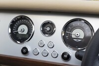 ダッシュボード中央の計器類とスイッチパネル。オプションの空調は昔ながらの“ヒーター＆クーラー”で、右のダイヤルで温度を、左のダイヤルで風量を調整。スノーマークのボタンを押すと冷房が作動する。