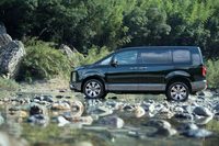 改良型「デリカD：5」の3アングルは、アプローチアングルが21.0°、デパーチャーアングルが23.0°、ランプグレークオーバーアングルが16.5°、最低地上高は185mmと公称されている。ちなみに従来モデルでは、アプローチアングルが23.5°、デパーチャーアングルが22.5°、ランプブレークオーバーアングルが18.0°、最低地上高が210mm。