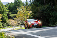 「STIスポーツ」を除く全グレードでダンパーの減衰力特性を変更。スポーツ走行時の安定感と普段使いでの乗り心地を両立したとのことだが、端的にいえばリアの足まわりがわずかに硬くなった。