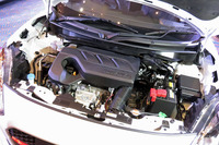 「バレーノ」にも採用されている1リッター直3直噴ターボエンジン。102psの最高出力と15.3kgmの最大トルクを発生する。