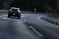 全長5mを超える巨体と、2tを優に超える車両重量を持ちながら、同門のGTスポーツカーに通じるドライブフィールを有していた「アストンマーティンDBX707」。その走りからは、今年で創業110年を迎える老舗の歴史が感じられた。