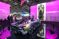 DSオートモビルのコンセプトカー「DS E-TENSEパフォーマンス」。玉虫色が似合うクルマなんて、そうそうないと思うんですよね。