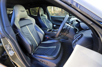 16wayの電動調整機構やシートヒーターなどが装備されたスポーツシート。ベース車に備わるコンフォートシートも、オプションで用意される。