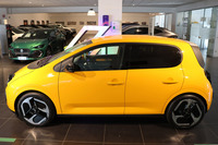 もし初代に5ドアが存在したら、このような感じであったろう、と思わせるアングル。バッテリーの15％から80％までのチャージは、11kWの交流ウォールボックスで1時間55分。オプションで使えるようになるDC急速充電器で28分である。