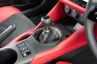 トランスミッションには新開発の9段ATと、6段MTを用意。400PS級のハイパワースポーツカーでマニュアルトランスミッションの設定があるモデルは、今や貴重な存在である。