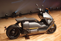 BMWから新型二輪モデル「CE 04」登場　航続距離130kmを実現した電動スクーターの画像