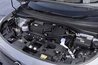 ボンネットの下には空調系のユニットが収められており、収納スペースは備わらない。