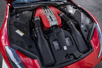 巨大なV12エンジンをフロントミドに搭載する「フェラーリ812スーパーファスト」。