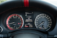 エンジン回転計に赤いリングをあしらったメーターパネルは「NISMO」専用デザイン。速度計のフルスケールも280km/hになっている。