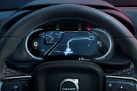 メーターパネルは液晶表示。写真のようにカーナビゲーションのルートを映し出すこともできる。