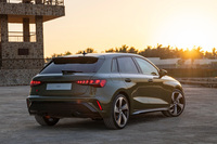 今回のマイナーチェンジで、リアバンパー形状やリアコンビランプ内側のデザインも変更された。