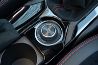 ダイヤル式の4WDモードセレクター。前後の駆動力配分は60：40、30：70、50：50の3種類から選択可能で、シーンに応じて好適な駆動力配分を選ぶことができる。