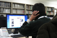 仕事に励む藤沢青年を背後から隠し撮り。愛車は「フォルクスワーゲン・ゴルフGTI」、憧れのクルマは「BMW 3シリーズ（E30）」という、社会的にもまっとうなクルマ好きである。