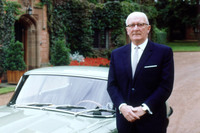 ジャガーの創業者であるウィリアム・ライオンズ。その業績がたたえられ、1956年にナイトの称号を贈られた。