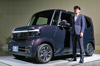 新型「ホンダN-BOXカスタム」と、開発責任者の諌山博之氏。