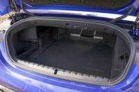 長尺物の積み込みには、写真のように後席の背もたれを倒し、キャビンとトランクルームを貫通させることで対応する。