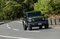 現行型から採用された「4H AUTO」は、自動で前後輪に駆動力を分配するフルタイム4WDモードだ。悪路はもちろん舗装路でも走行安定性の向上に寄与し、また走行中でも2WDからの切り替えが可能となっている。