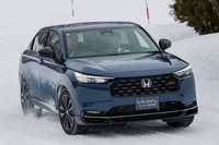 車体が軽量・コンパクトなぶん、積極的に雪上でのコントロールを楽しめた「ヴェゼル」。アンダーステアの兆候を察してスロットルを抜くと、スーッとクルマがターンインしていく。