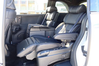 全車、2列目は独立型のキャプテンシート。折り畳み式センターテーブルや電動調節式のオットマンが標準で装備される。