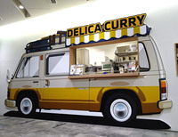 初代「デリカコーチ」のキッチンカーをイメージしたカレーショップ「DELICA CURRY」。
