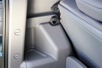 荷室には脱着式のマルチフック（写真中央）が2個備わる。オプションとしてさまざまな場所に追加することで使いかたも広がる。