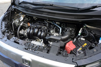 1.5リッター4気筒エンジンは最高出力118PS、最大トルク142N・mを発生。先代モデルと基本的に同じユニットだが、直噴からポート噴射に改められている。