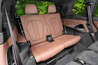 3列目シートにもカップホルダーやUSBタイプCポートを装備。広さはそれなりだが、スキのない仕上がりだ。