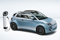 2020年3月には4代目「フィアット500」が発表されている。現状のラインナップはBEVの「500e」のみだが、エンジンを搭載したハイブリッド車の追加もウワサされている……。