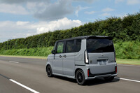 乗り心地に加え、静粛性も従来型より大きく向上。とくに「カスタム」系のモデルには、より防音性能の高いルーフライニングが採用されている。