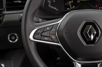 最新のモデルだけに運転支援システムは充実。自動緊急ブレーキはもちろん、ストップ＆ゴー機能付きのアダプティブクルーズコントロールにレーンセンタリングアシスト、交通標識の認識機能などが搭載されている。