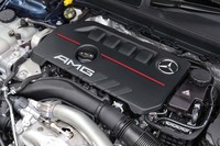 「AMG A35 4MATIC」に搭載される2リッター直4ターボエンジン「M260」は最高出力306PS、最大トルク400N・mという実力。「AMGスピードシフトDCT」と呼ばれる7段DCTが組み合わされる。
