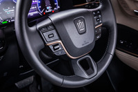 新デザインのステアリングホイールには、マルチインフォメーションディスプレイ内の表示切り替えやADAS、オーディオ、ハンズフリーフォン、音声認識などの操作が行えるスイッチが組み込まれている。