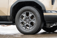 今回の試乗車はオフロード向けの装備を盛り込んだ“オーバートレイル＋”。タイヤサイズは18インチで、冬季ゆえにスタッドレスタイヤの「ブリヂストン・ブリザックWZ-1」を履いていた。