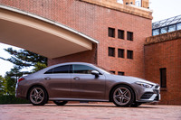 ボディーのスリーサイズは全長×全幅×全高＝4695×1830×1430mm、ホイールベース＝2730mm。車重は1590kgと発表されている。