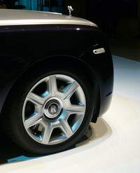 RR印のホイールセンターキャップは、走行中も回転することなく天地方向を維持する。