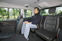 身長182cmの筆者が座った図。運転席・助手席はもちろんだが、2列目、3列目の独立シートにもすべて3点式シートベルトが備わる。