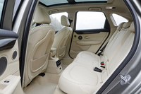 FFの駆動レイアウトや2670mmというホイールベースの恩恵もあり、後席には十分な空間を確保。格納は、4：2：4の3分割可倒式となっている。
