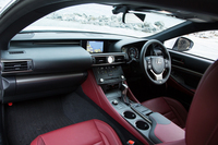 横基調のインストゥルメントパネルが特徴的なインテリア。メーターの種類はグレードによって異なり、「Fスポーツ」には単眼式のデジタルメーターが装備される。
    