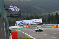 チェッカードフラッグを受ける133号車。2台とも無事に完走を果たした。