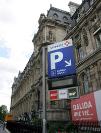 オキゴ発着所を示すパーキングの看板。「VINCI」「Avis」とともに、「Okgio」のロゴが並ぶ。