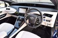 室内の前面は、複数の曲線が行き交う左右非対称なデザイン。計器類は全て液晶タイプで、最上段のダッシュボードにはグラフィックメーターとマルチインフォメーションディスプレイが、中段にはカーナビの画面が、最下段のセンターコンソール部にはエアコン用画面がレイアウトされる。
    