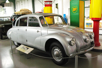 鬼才ハンス・レドヴィンカ設計による「タトラ87」（1937年）。空力性能を徹底追及したボディーの後部に3リッター空冷V8エンジンを搭載する。バックボーンフレームに四輪独立懸架と超進歩的。