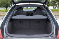 トランクルームの容量は305リッター（VDA値）となっている。（写真をクリックすると、シートの倒れる様子が見られます）