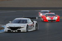 「NSX GT」と「HSV-010 GT」を従えてロードコースを走る2014年のSUPER GTマシン「NSXコンセプトGT」。ドライバーは伊沢拓也選手。