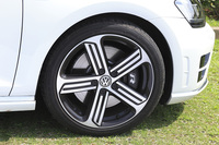 足まわりに関してはMT仕様もAT仕様と共通。タイヤサイズは225/40R18で、サスペンションには電子制御ダンパーを備えている。