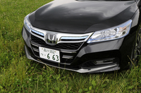 フロントまわりでは、ヘッドランプやグリルなどにブルーのアクセントを採用。上級グレードの「EX」では、グリル中央の「H」のエンブレムにCMBS（衝突軽減ブレーキ）やアダプティブクルーズコントロールのセンサーが内蔵される。
    