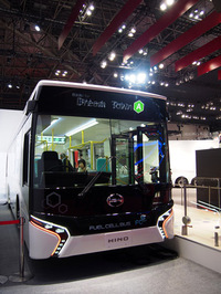 日野が展示した燃料電池のコンセプトバス「FUEL CELL BUS」。