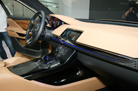 「C-X17」のインストゥルメントパネル。