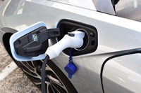 電力の給電口は、左側フロントフェンダーに設置される。満充電の状態からは、およそ35kmのEV走行が可能。なお、ガソリンの給油口は右側リアフェンダーにある。
    