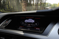 ボタン操作で走行特性を変更できる「アウディドライブセレクト」の選択画面。マイナーチェンジを機に、より効率的にパワートレインやエアコンを制御する「エフィシェンシー（効率）」モードが加えられた。